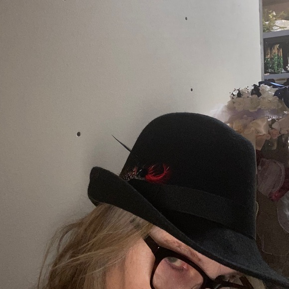 Black Hat with Feather - new with tags - Picture 3 of 3